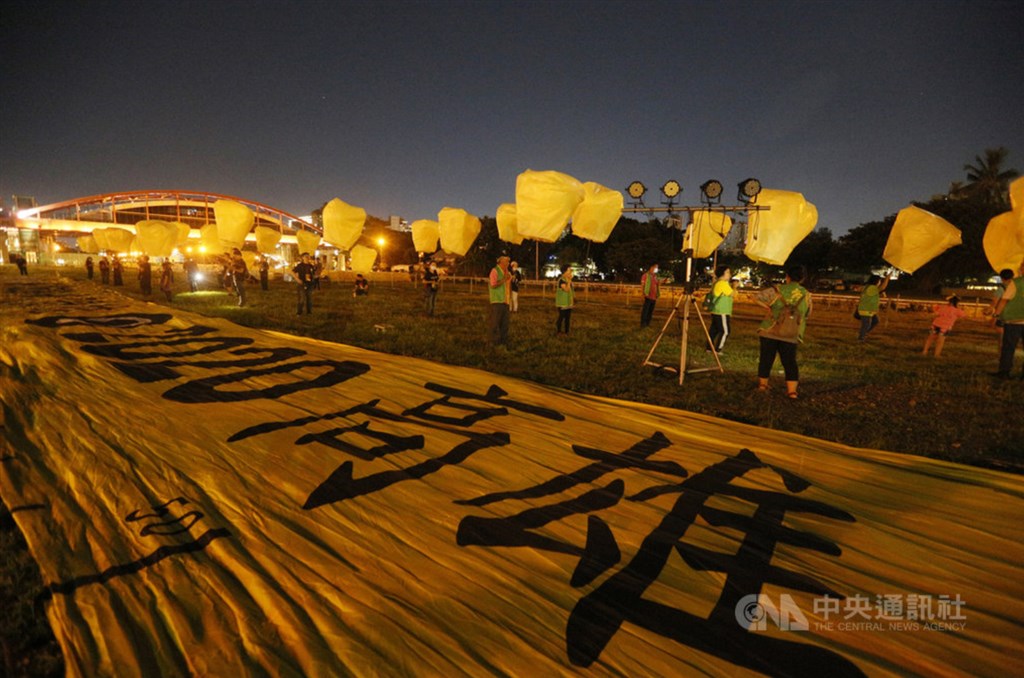 Pro-June 6 recall vote rally in Kaohsiung also holds memorial events for the Tiananmen incident by setting off sky lanterns.