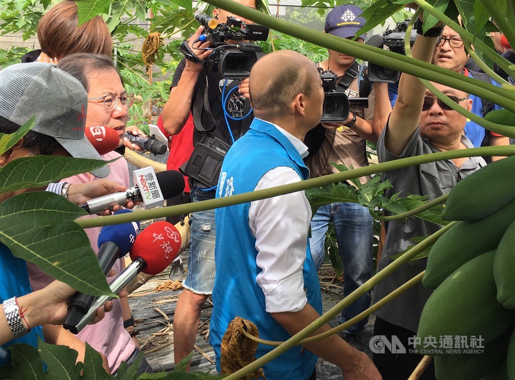 Han Kuo-yu (韓國瑜, in blue vest)
