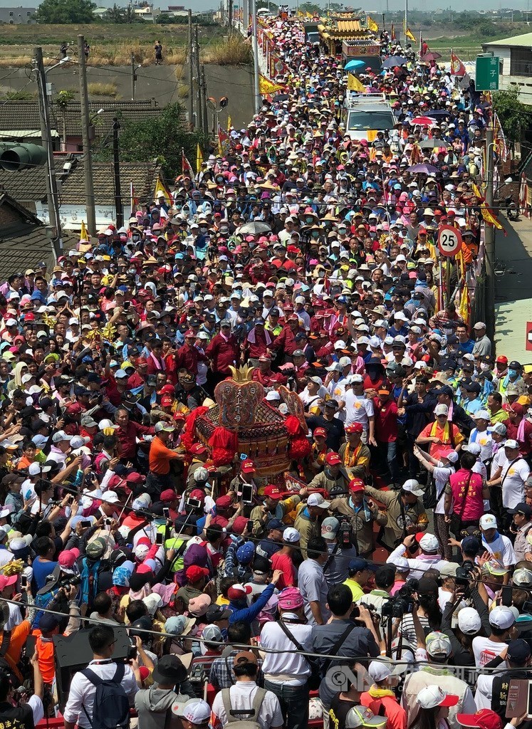 People welcoming the Matsu statue in southern Chiayi County/ CNA photo April 10, 2019