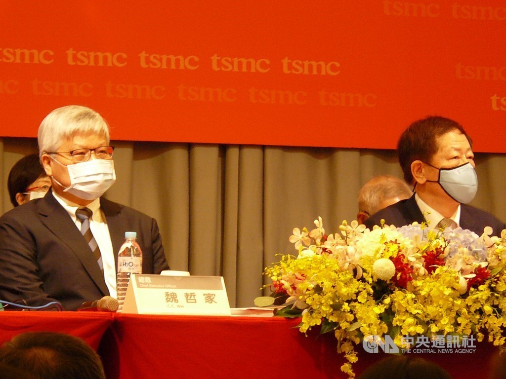 TSMC Chairman Mark Liu (劉德音, right) / CNA photo June 9, 2020