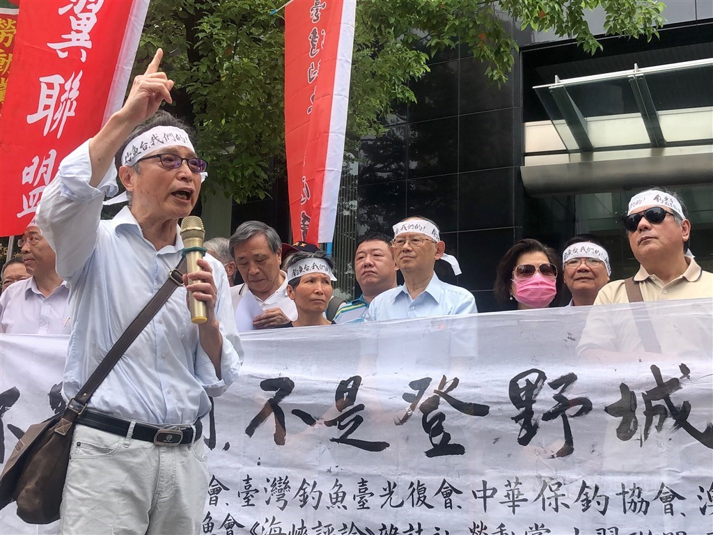 Diaoyutai Education Association Director Chan Che (詹澈, front, left)