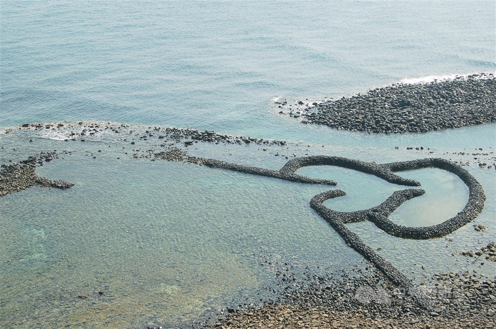 The Twin Heart Stone Weir in Penghu, a popular tourist destination/ CNA file photo