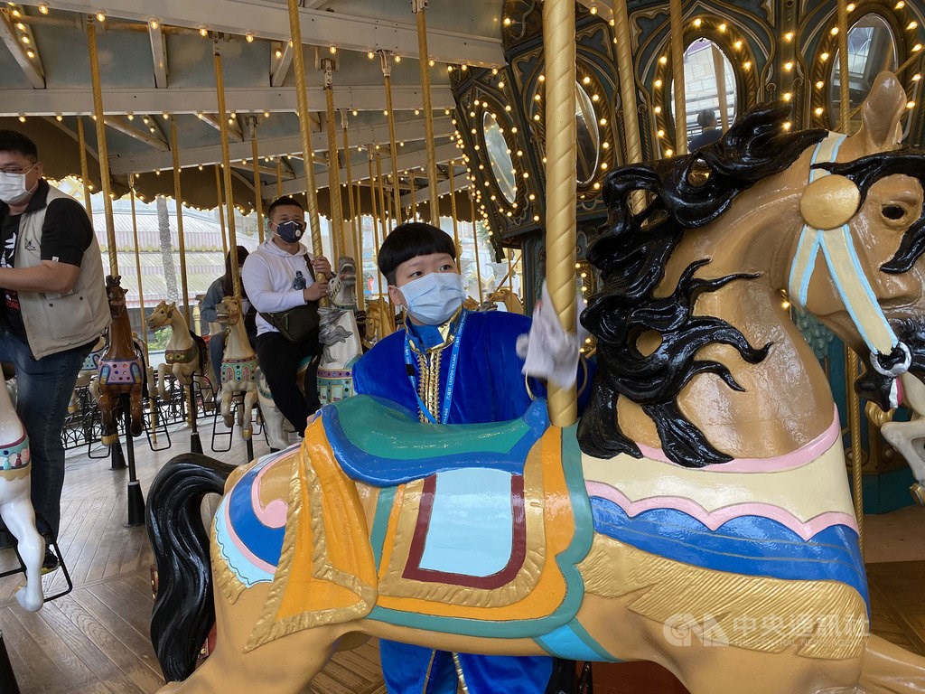An amusement park employee disinfecting rides/ CNA photo April 11, 2020