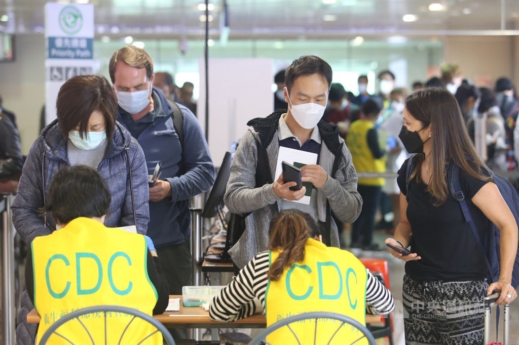 Taiwan CDC officials screen arriving passengers at Taiwan Taoyuan International Airport. / CNA file photo