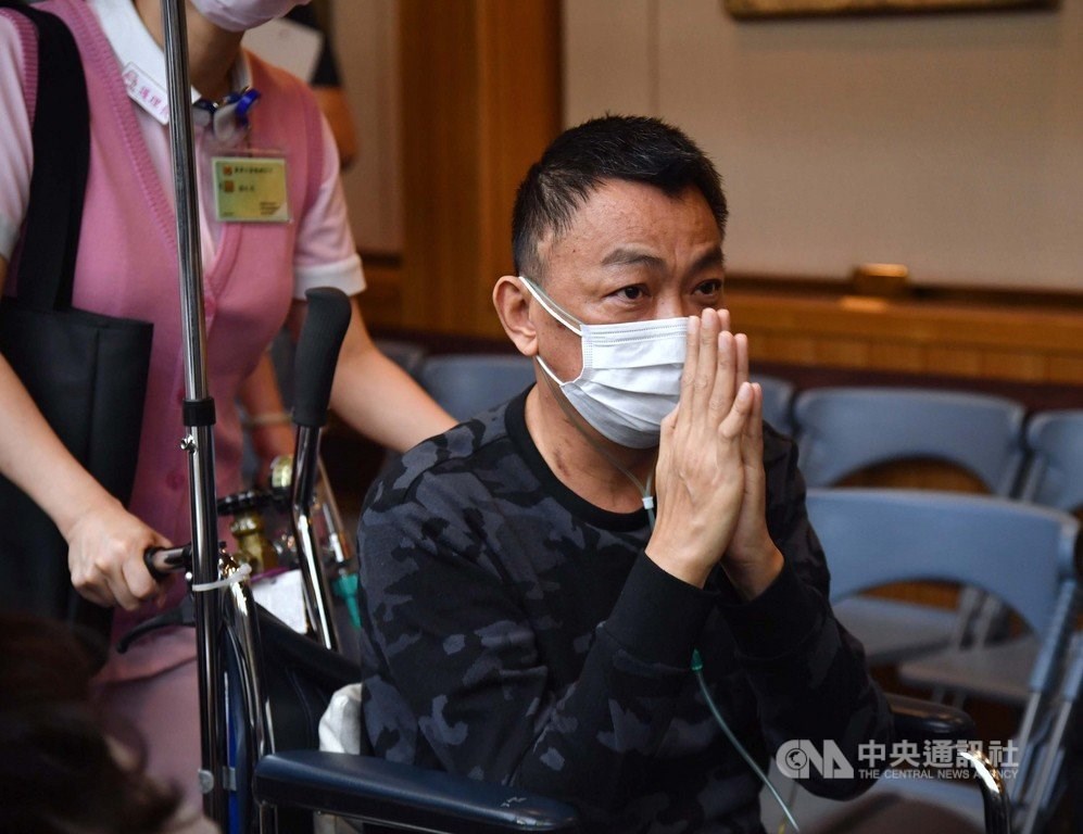 The patient who was hospitalized for 75 days due to COVID-19 thanks the medical staff at National Taiwan University Hospital for saving his life / CNA photo June 18, 2020