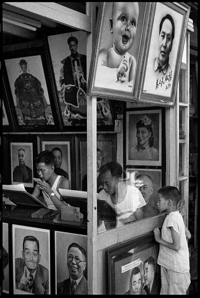 Portrait painter’s shop in the Nan-Tao district. He works either from life or from a photograph. Shanghai, August 1949 / © Fondation Henri Cartier-Bresson / Magnum Photos