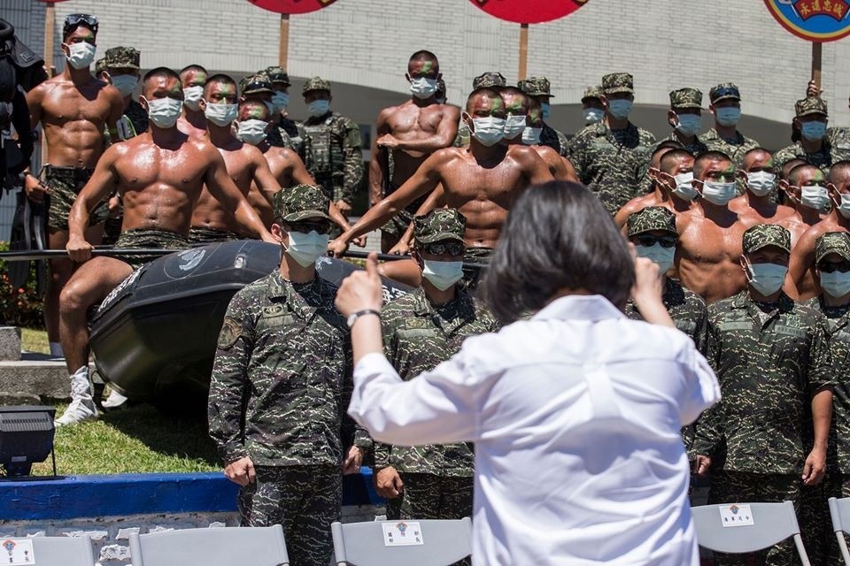 President Tsai Ing-wen (蔡英文, front in white shirt) gives thumbs up to Taiwanese marines / File photo taken from President Tsai