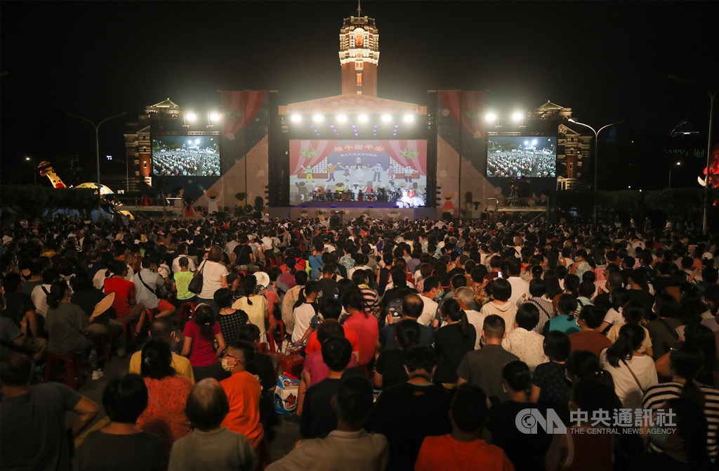 People watch the performances put on in front of the Presidential Office. / CNA photo June 25, 2020