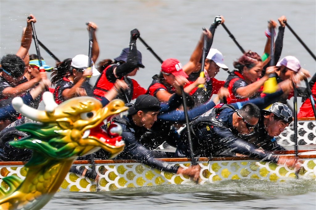 A dragon boat race in New Taipei. CNA photo June 25, 2020