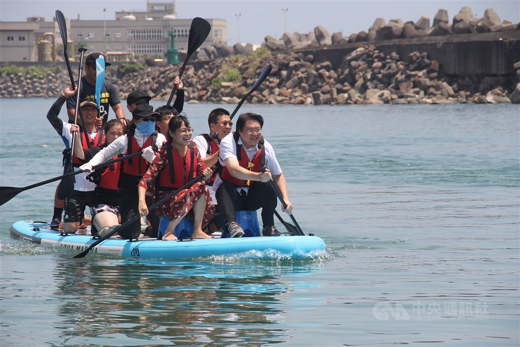 Keelung Mayor Mayor Lin Yu-chang (front right). / CNA photo June 25, 2020