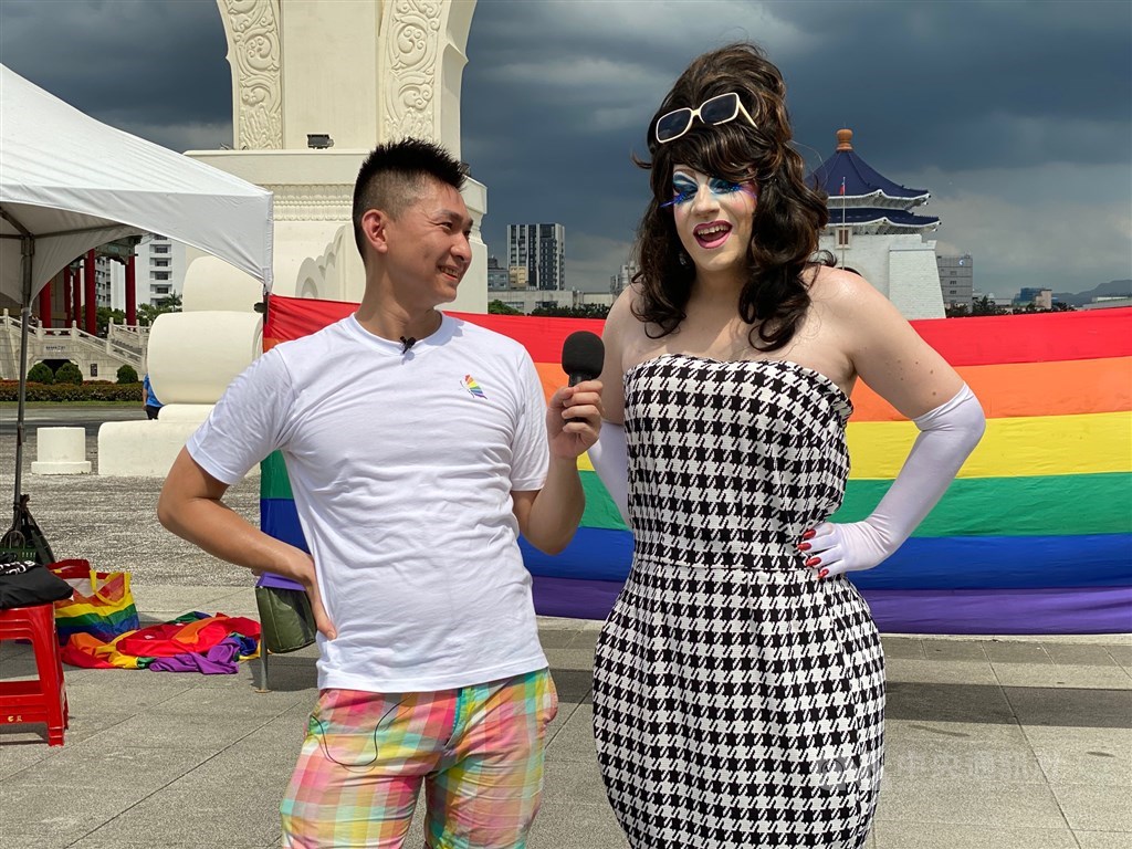 Cookie the Drag Queen (right) and pride parade organizer Darien Chen (陳宏昌)