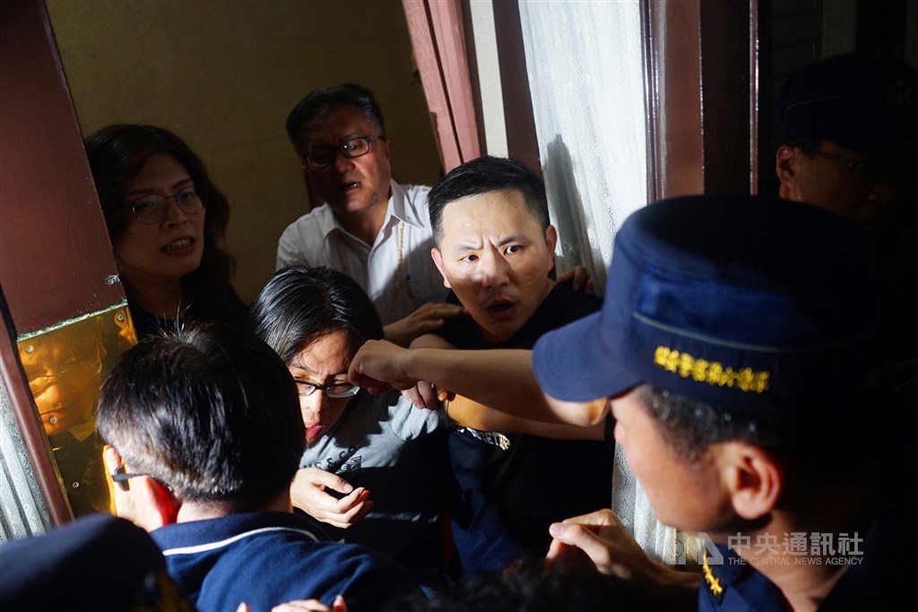 KMT lawmakers and police officers. / CNA photo June 28, 2020