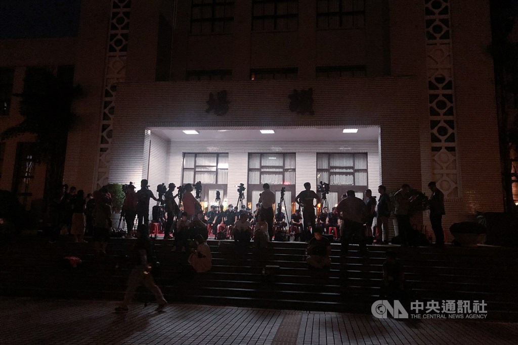 Police officers and press at the entrance to the chamber. / CNA photo June 28, 2020