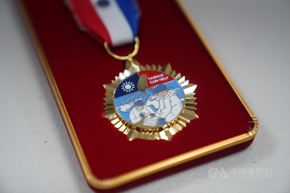A "Taiwan can help" medal was awarded to each military officer and reservist who made significant contributions in the fight against COVID-19, especially in the production of surgical face masks / CNA photo June 29, 2020