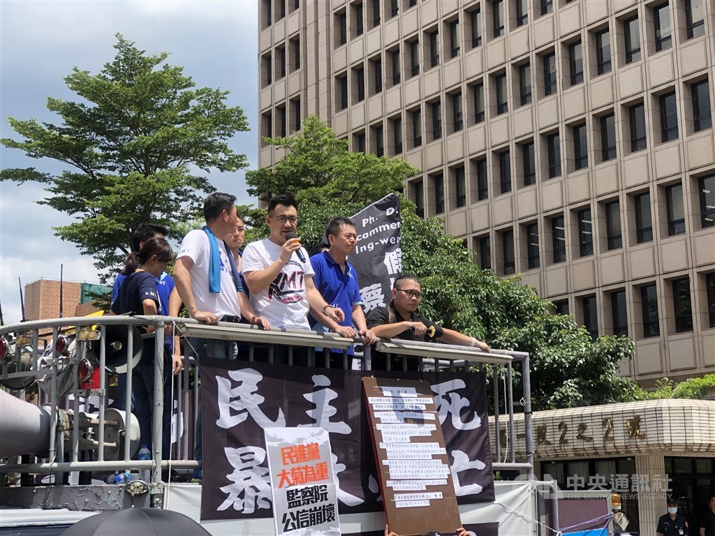 KMT Chairman and Legislator Johnny Chiang (front, center) speaks outside the Legislature. / CNA photo June 29, 2020