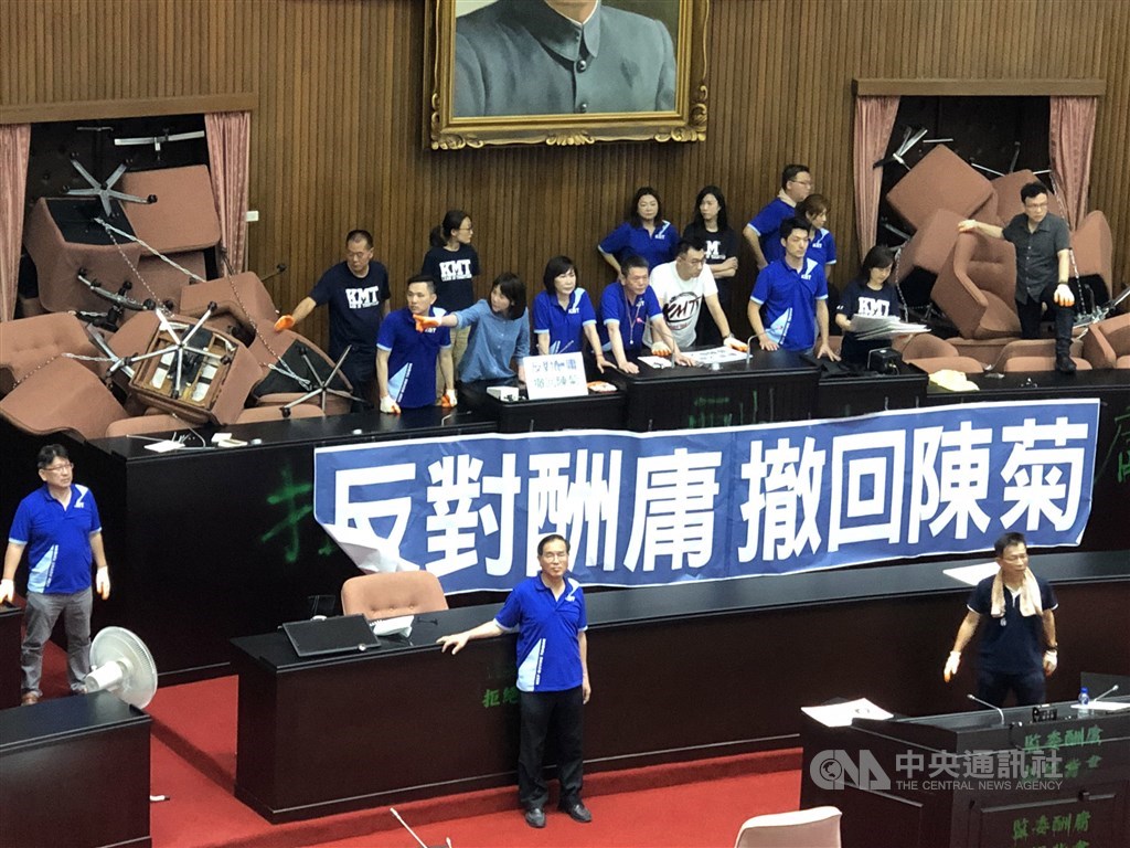 KMT lawmakers occupy the podium. / CNA photo June 29, 2020