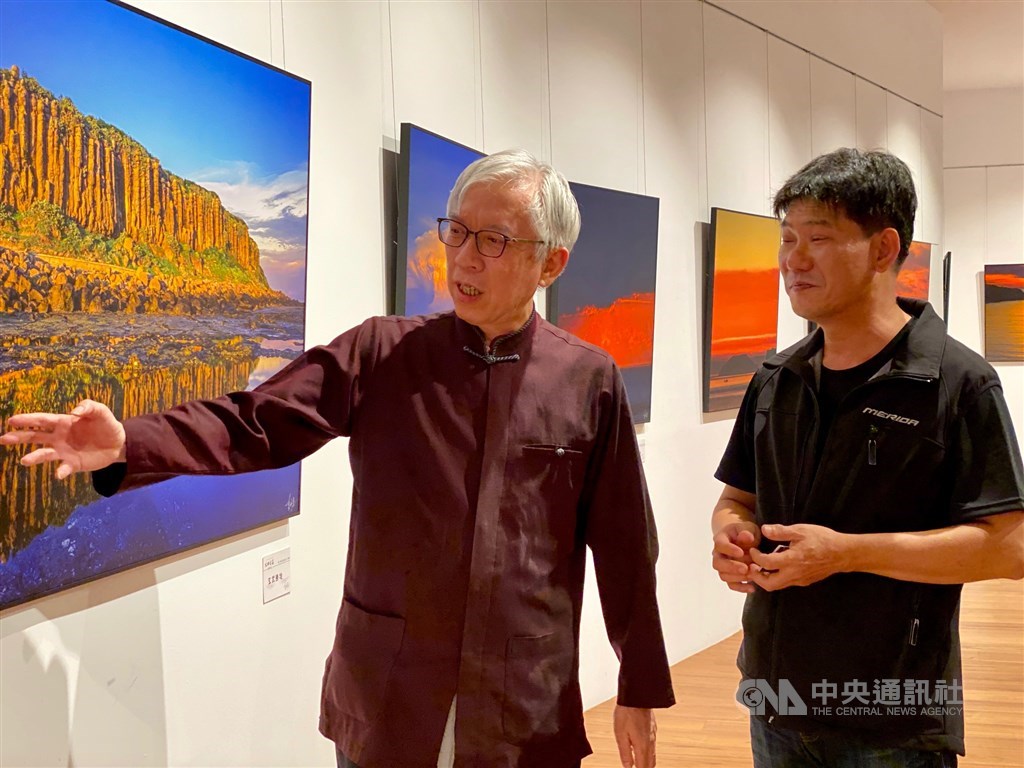 Liang Yung-fei (梁永斐, left), National Dr. Sun Yat-sen Memorial Hall director-general and Taiwanese photographer Lee Ming-tsung (李明宗)