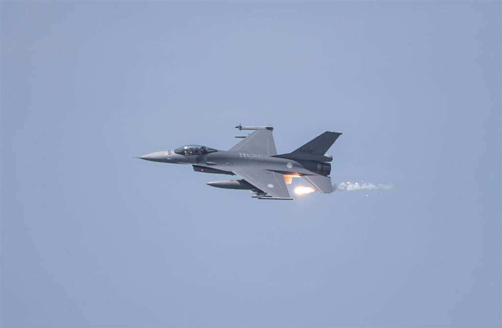 An F16-V fighter fires a missile during the drill Thursday. / Photo courtesy of the Military News Agency