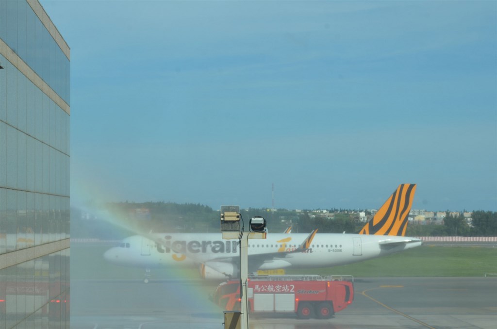 The airport in Penghu sprays water to welcome the newly arrived Tigerair jet.