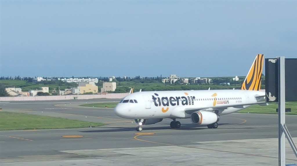 A Tigerair jet arrives in Penghu Sunday.