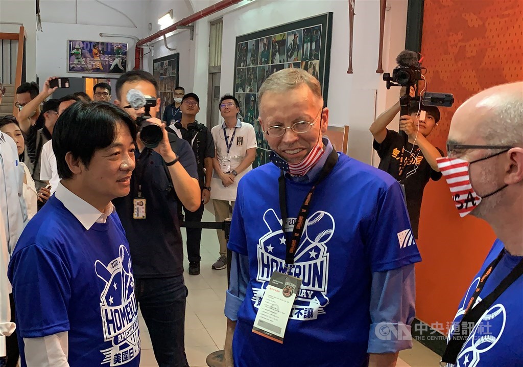 Vice President Lai Ching-te (left) and AIT Director Brent Christensen (center) / CNA photo July 4, 2020