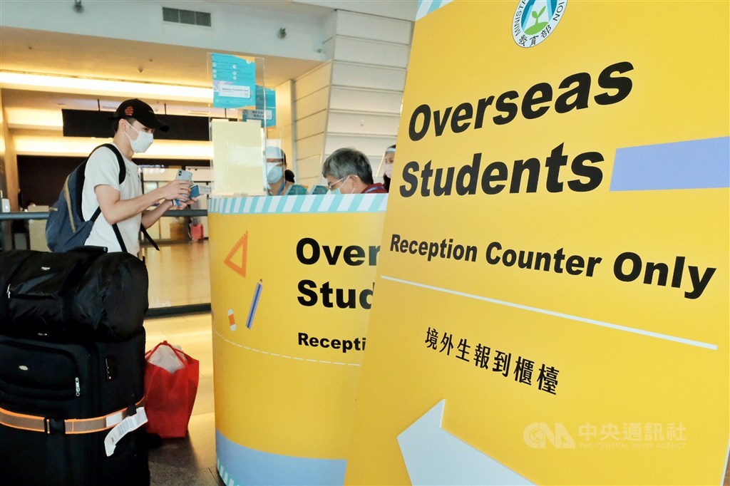A dedicated counter at Taiwan Taoyuan International Airport for overseas students. CNA file photo
