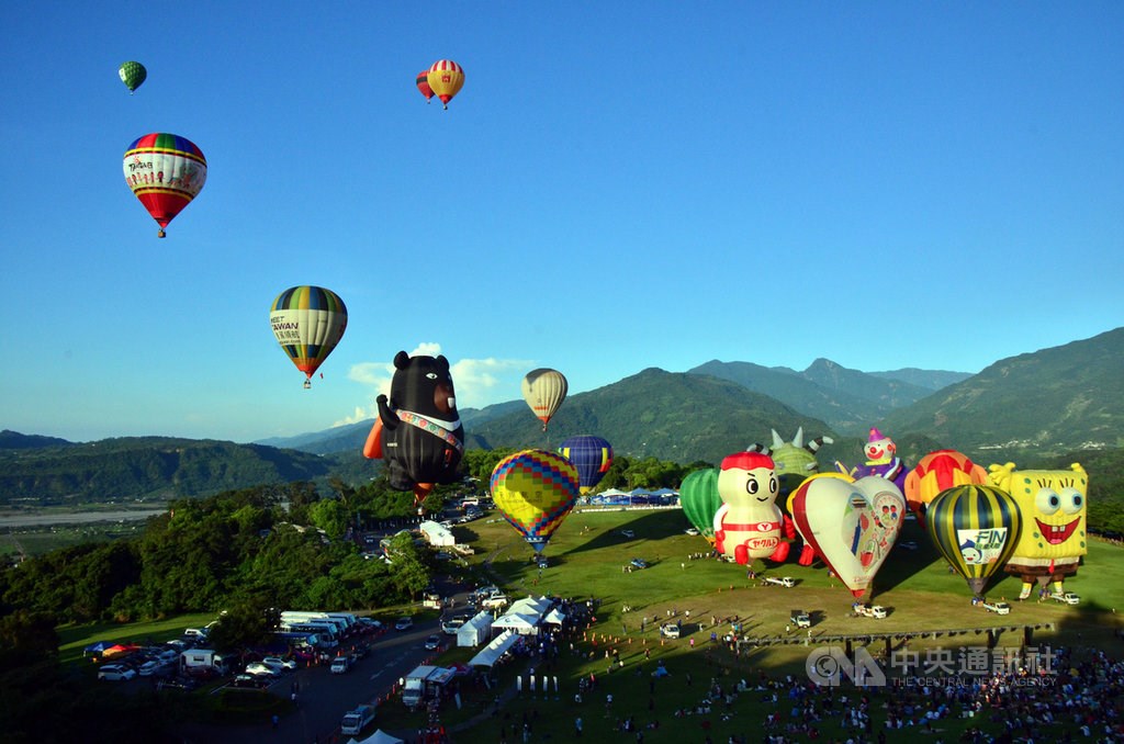 Thousands attend opening of hot air balloon festival in Taitung Focus
