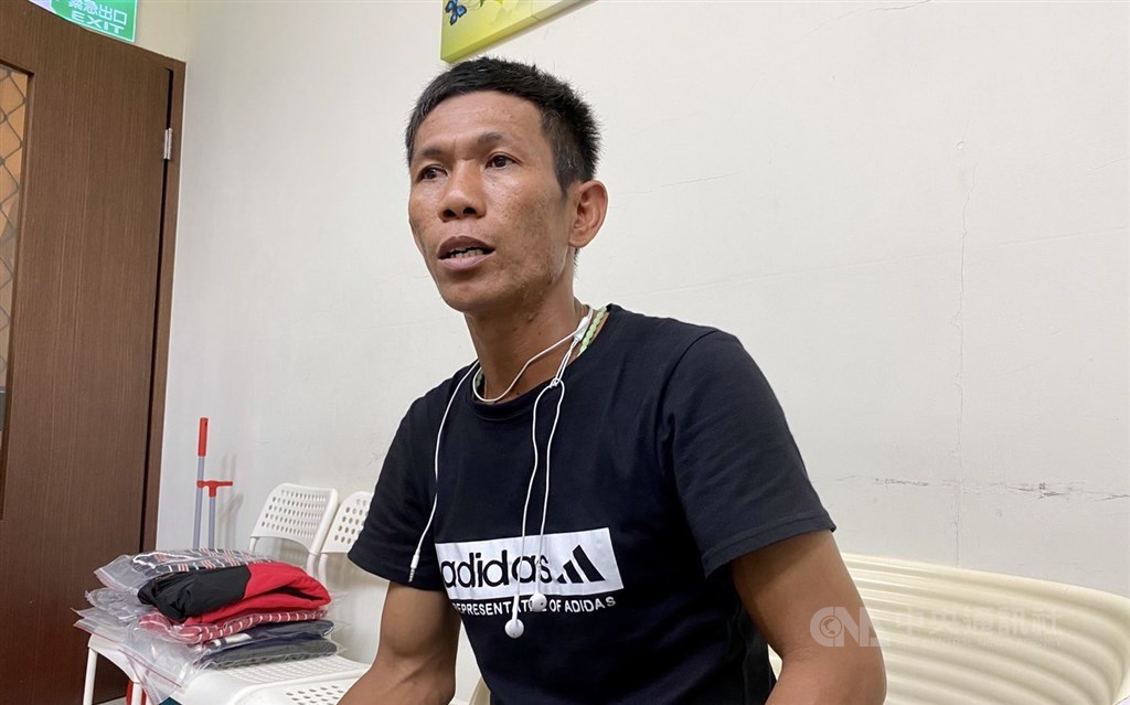 One of the fishermen, Dela Roca Jolloso.