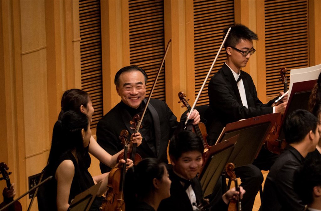 Taiwanese-American violinist Lin Chao-liang (林昭亮, back row, second right) / Photo courtesy of Taipei Music Academy and Festival