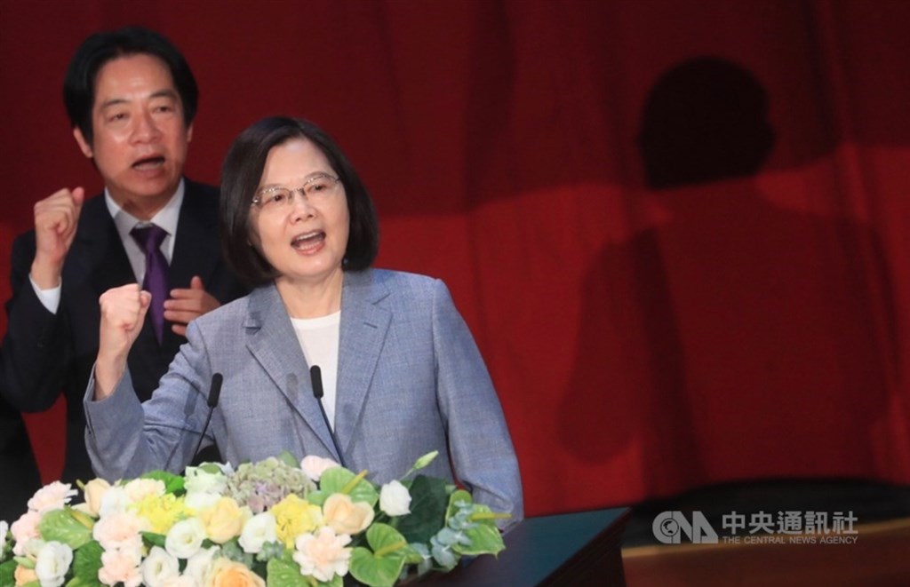 President Tai Ing-wen (front) cheers with Vice President Lai Ching-te behind her. CNA photo July 19, 2020