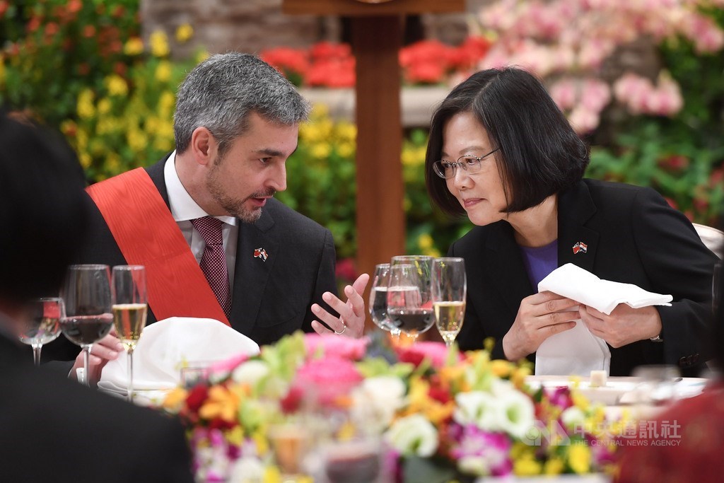 Paraguayan President Mario Abdo Benitez (left) and President Tsai Ing-wen at a banquet during his visit to Taiwan in October 2018. CNA file photo