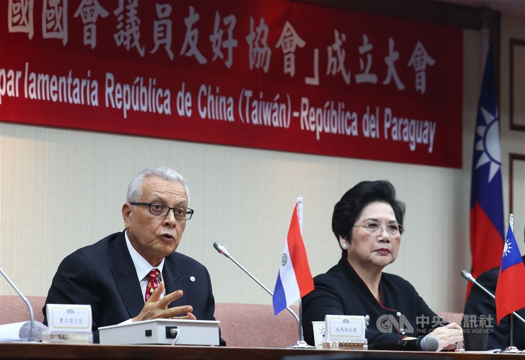 KMT legislator Wen Yu-hsia (right) and Paraguayan ambassador to Taiwan Marcial Bobadilla Guillen.