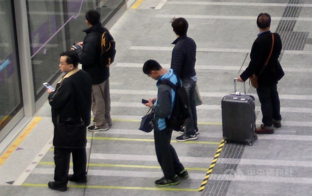 Passengers wait for services to Taiwan Taoyuan International Airport. CNA file photo