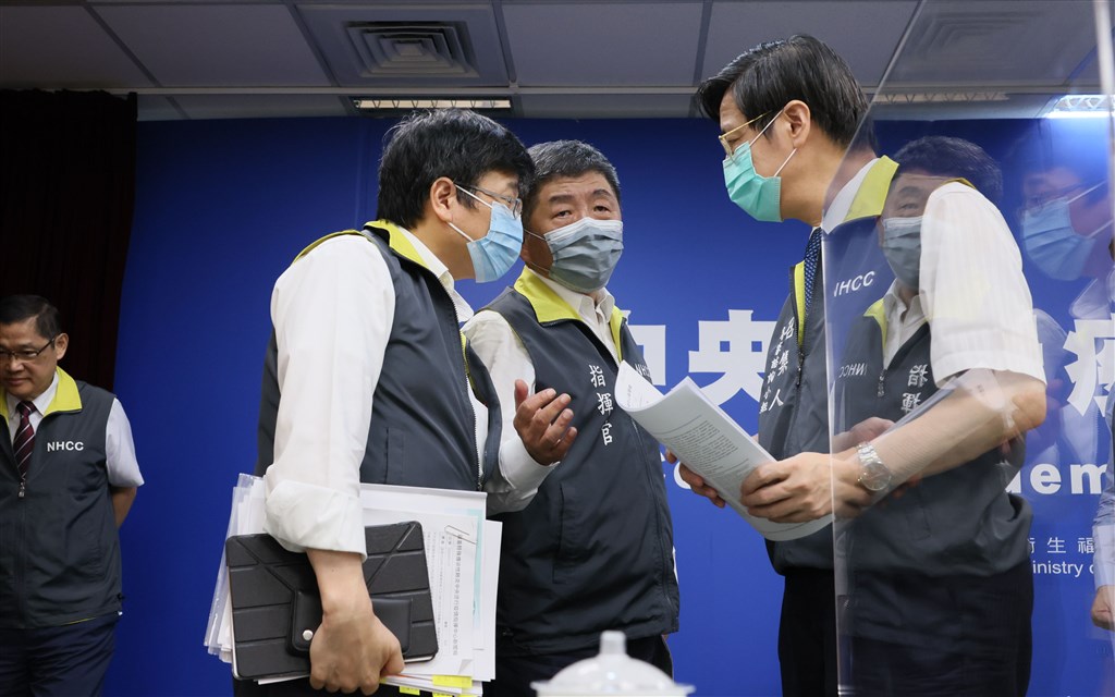 Health Minister Chen Shih-chung (center) speaks with other CECC officials. Photo courtesy of the CECC