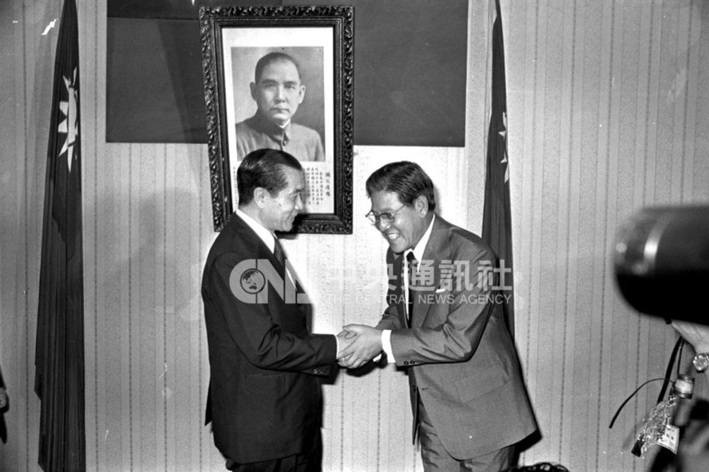 Lee Teng-hui (right) takes office as Taipei Mayor in 1978.