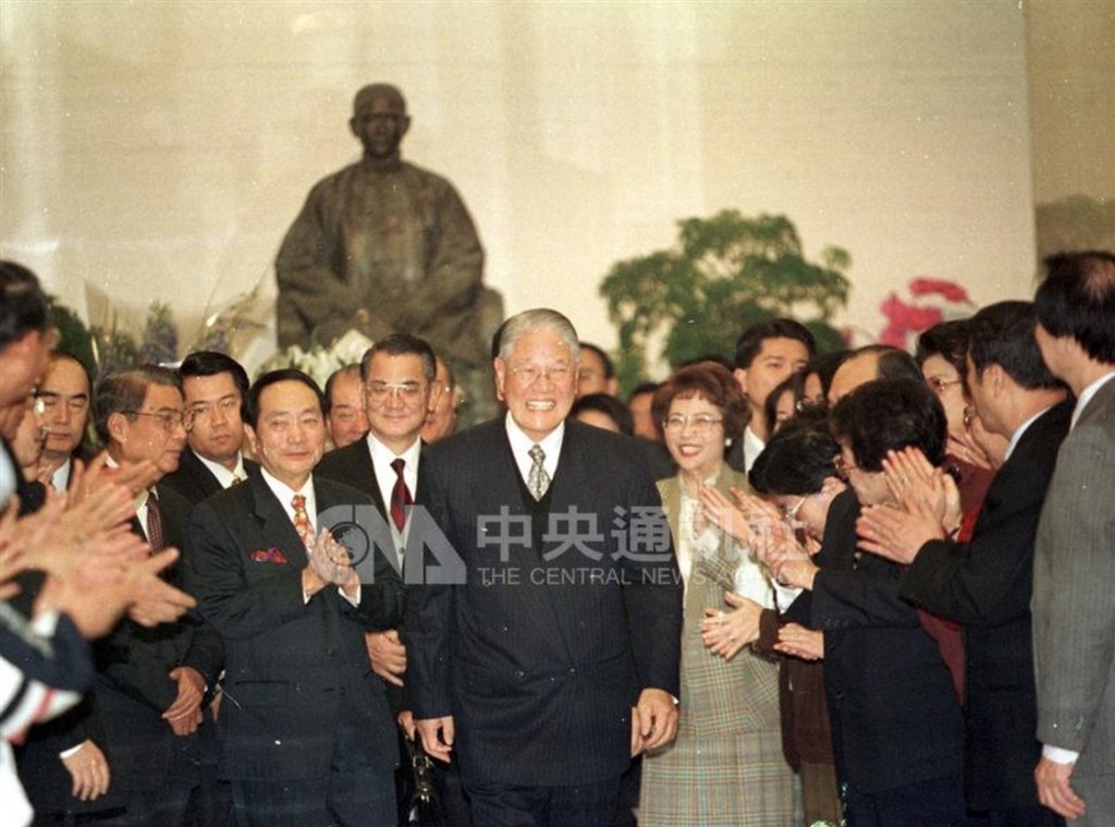 Late President Lee Teng-hui (center) leaves the KMT headquarters in March 2000, after he resigned as the party’s chairman. Former Vice President Lien Chen (center left, in red tie) took over as the party’s acting chairman at the time.