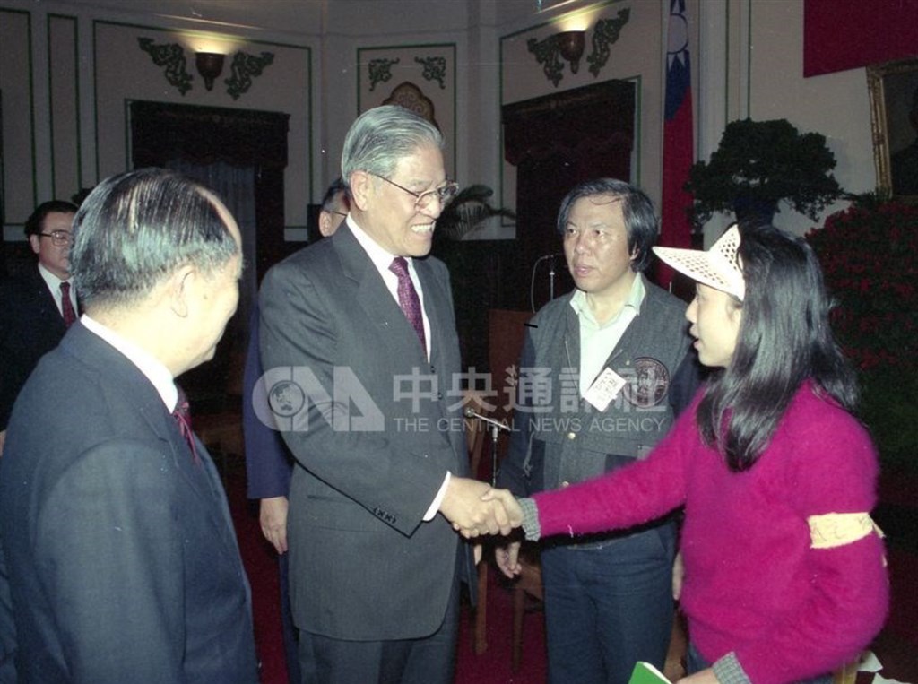 Late President Lee Teng-hui (center left) meets Fan Yun (right), one of the students taking part in the 1990 Wild Lily Movement at the Presidential Office.