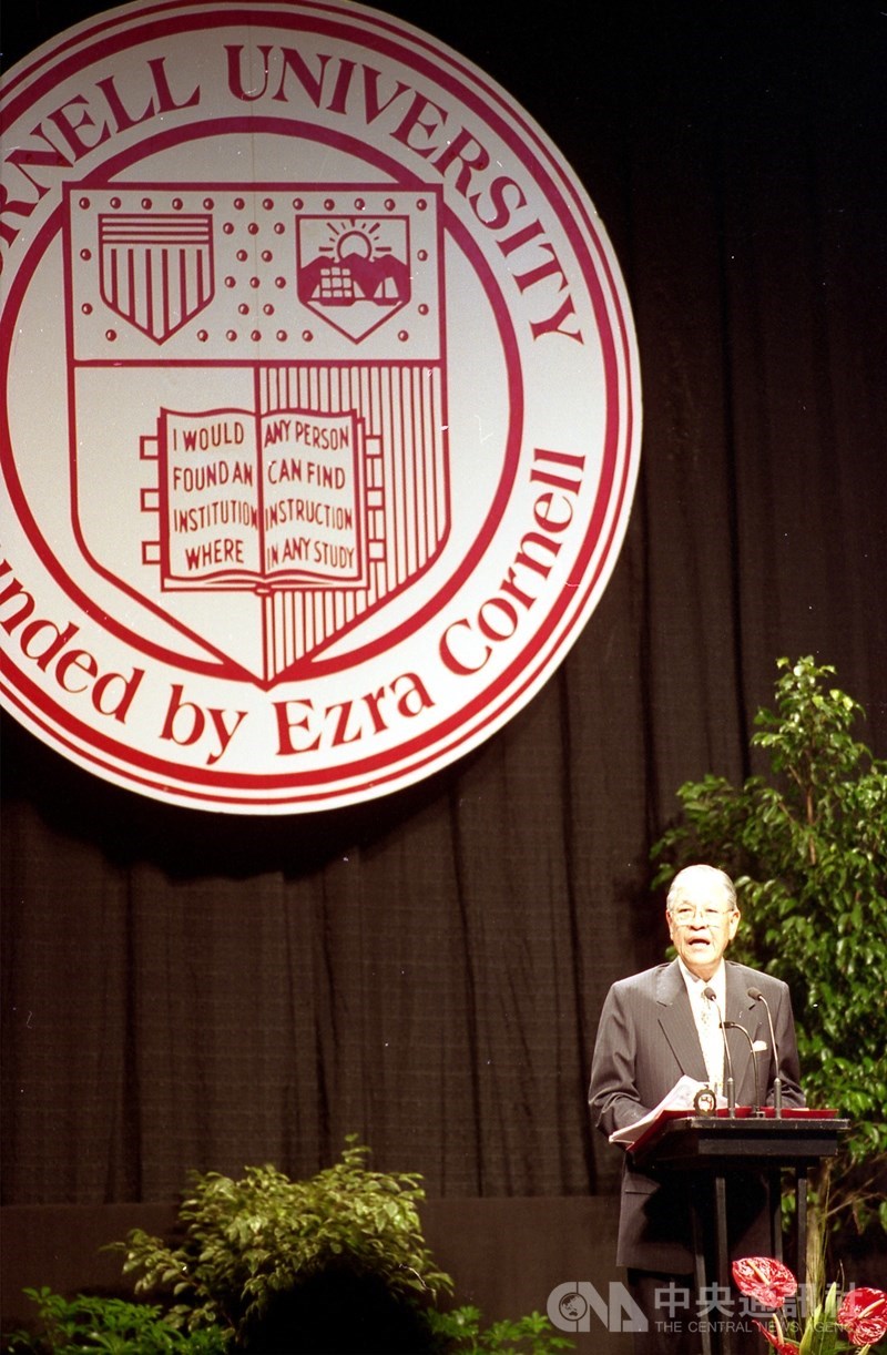 Late President Lee Teng-hui speaks at Cornell University in 1995.