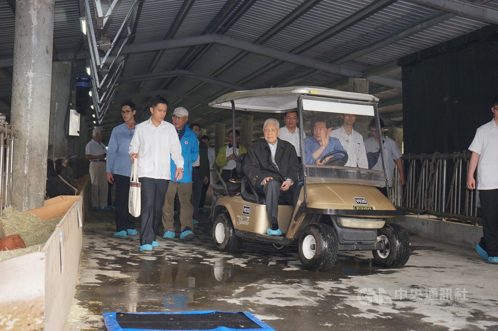 The late President Lee Teng-hui visits Harvest Ranch on April 12, 2018