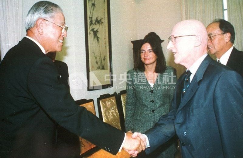 Late President Lee Teng-hui (left) greets Deutsche Welle