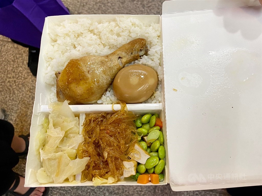 One of the chicken drumstick lunchboxes that was handed out to homeless people at Taipei Main Station on Saturday
