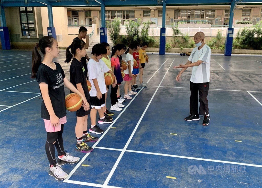 Lo Yu-piao (right) teaches students at Yonghe Elementary School/ CNA photo Aug. 9, 2020