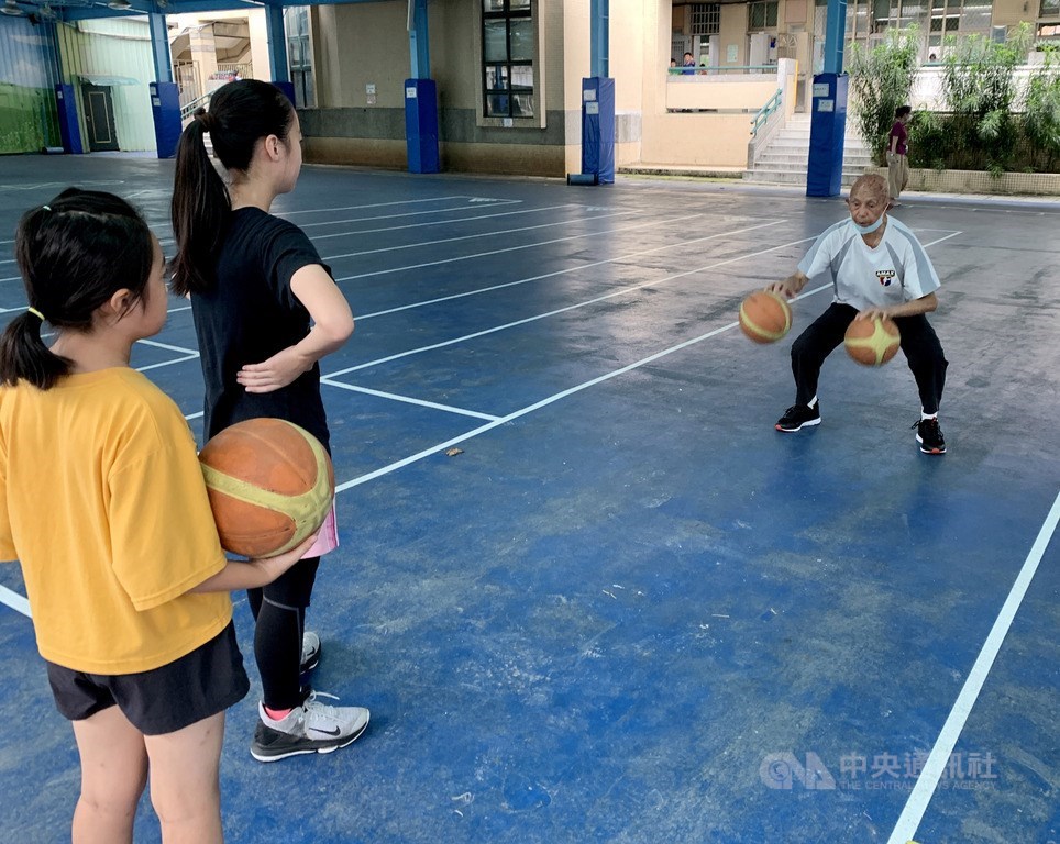 Lo Yu-piao demonstrates for his students/ CNA photo Aug. 9, 2020
