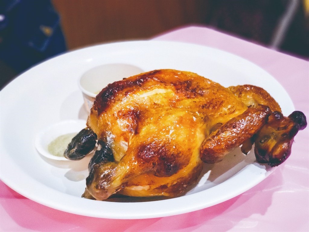 A claypot-roasted chicken dish by Dong Shan Zhan (Source: guide.michelin.com)