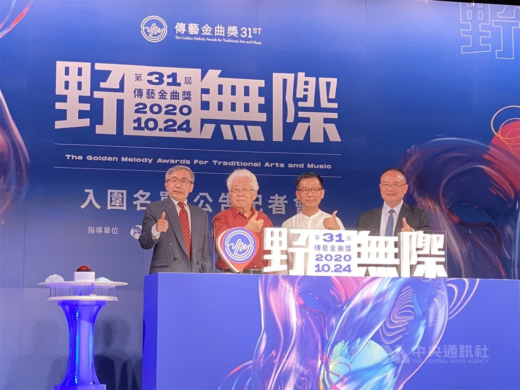 National Center for Traditional Arts Director Chen Chi-ming (陳濟民, left) and Deputy Minister of Culture Hsiao Tsung-huang (蕭宗煌, right) / CNA photo Aug. 11, 2020