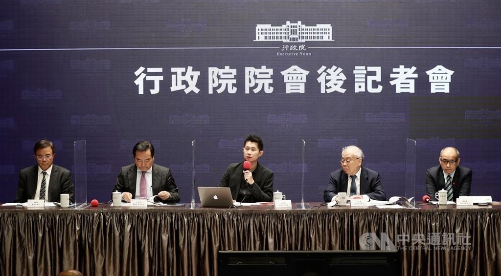DGBAS Minister Chu Tzer-ming (second right) and senior officials at a press briefing after the Cabinet