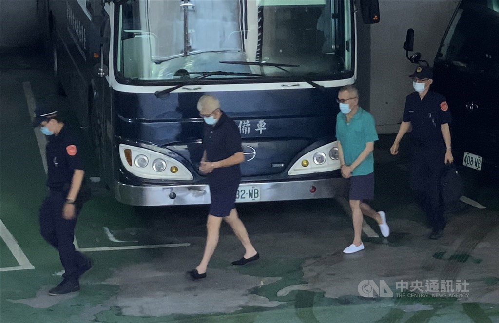 Two of the indicted aides arrive at the Taipei District Court. CNA photo Aug. 13, 2020