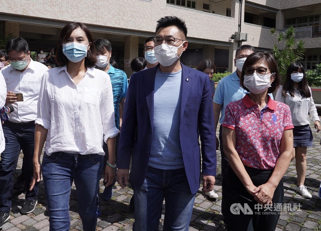 Kuomintang Chairman Johnny Chiang (center) accompanies the party’s candidate Li Mei-jhen (left) to a polling station. CNA photo Aug. 15, 2020