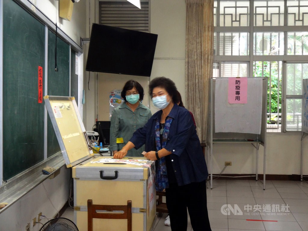 Control Yuan President Chen chu, former mayor of Kaohsiung before Han Kuo-yu, casts her vote, making no comments when asked about the third election held in the southern city this year. CNA photo Aug. 15, 2020