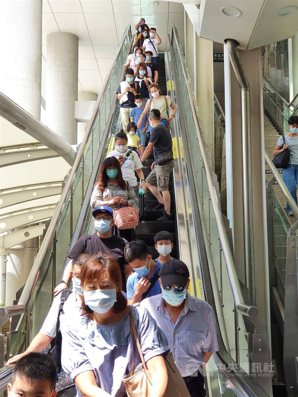 Arriving passengers at Zuoying High Speed Rail station in Kaohsiung Saturday. CNA photo, Aug. 15, 2020